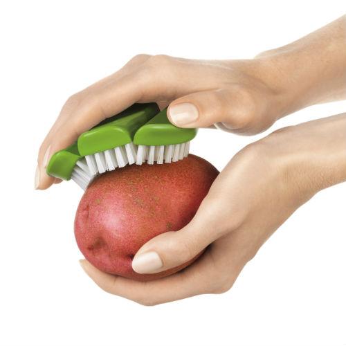 https://kitchenandcompany.com/cdn/shop/products/cuisipro-cuisipro-flexible-vegetable-brush-20356-19990263857312_600x.jpg?v=1628198810